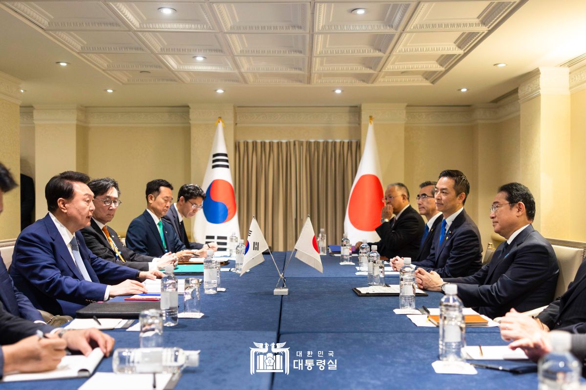 "양국이 3년 연속 IP4 일원으로 NATO 정상회의 참석한 것은 전략적 함의 큰 것" https://www.president.go.kr/president/speeches/Va6zWp4n @출처 대통령실 홈페이지 바로가기 "양국이 3년 연속 IP4 일원으로 NATO 정상회의 참석한 것은 전략적 함의 큰 것" 썸네일 한-일 정상회담 모두발언 지난 5월 한일중 정상회의에서 뵙고, 다시 또 이렇게 만나 뵙게 돼서 정말 반갑습니다. 총리님과 저의 견고한 신뢰를 바탕으로 양국이 긴밀한 소통을 이어가며 협력의 성과를 쌓아가고 있는 것을 기쁘게 생각합니다. 최근 러시아와 북한이 포괄적 전략 동반자 조약을 체결하고, 군사적·경제적 밀착을 가속화 해 나가는 움직임은 동아시아는 물론이거니와 글로벌 안보에 심각한 우려를 불러일으키고 있습니다. 이렇게 나날이 엄중해지는 국제 안보 상황 속에서 우리 양국이 3년 연속 IP4의 일원으로서 NATO 정상회의에 참석하는 것은 그 전략적 함의가 매우 크다고 생각합니다. 최근 러북의 밀착은 한미일의 캠프 데이비드 협력이 얼마나 중요한 것이었는지 보여주고 있습니다. 한일 양국이 NATO 회원국들과 긴밀히 공조하면서 결코 북대서양의 안보와 동북아의 안보가 서로 분리될 수 없다는 것을 우방국들과의 단합된 대응으로 확인시켜 나가기를 희망합니다.