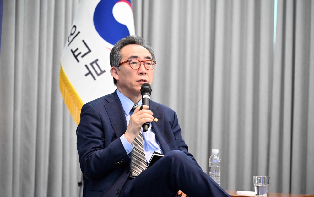 외교부는 2월 16일(금) 오후 조태열 장관 주재로 '외교부 2030 자문단' 출범식을 개최하였습니다. ​ ​ '외교부 2030 자문단'은 청년의 국정 참여 기회를 확대하는 정부 기조에 따라 주요 외교 정책 수립과정에서 청년들의 의견을 반영하기 위한 창구로서 도입되었으며, 다양한 경력과 경험을 가진 청년 23명이 공개모집 결과 선발되었습니다. ​ ​ 조태열 장관은 환영사에서 2030 자문단에 선발된 것을 축하하고, 2030 자문단의 구성으로 외교부가 청년의 해외 진출을 지원하는 것을 넘어, 청년을 우리 외교 정책에 참여시키는 통로가 마련되었다고 평가하였습니다. 아울러, 지정학적 대전환의 시기에 자문단 모두가 사명감을 갖고, 한국 외교가 나아갈 방향에 대해 거시적인 관점에서 창의적인 의견을 개진해 달라고 당부하였습니다. 특히, 국제사회가 바라보는 명실공히 선진국으로서의 우리나라의 모습과 우리 스스로의 자아상 간 간극을 메꾸기 위해서도 적극 노력해 주기를 기대한다고 하였습니다. ​ ​ '외교부 2030 자문단'은 향후 1년간 공공외교·홍보, 국제개발협력, 재외동포·영사 등 3개 분과별로 청년 세대의 여론을 수렴하여 외교부에 전달하고, 청년의 시각에서 정책을 제언하는 활동을 하게 됩니다. 자문단장은 지난해 12월 임용된 외교부 청년보좌역(이시라)으로, 이시라 청년보좌역은 유엔자원봉사단(UNV) 등 경력을 바탕으로 외교부 정책에 대한 청년 세대의 의견을 적극적으로 수렴·전달할 예정입니다. 외교부는 2030 자문단을 통해 수렴된 청년 세대의 의견이 정책에 반영될 수 있도록 노력해 나갈 예정입니다.   끝. ​